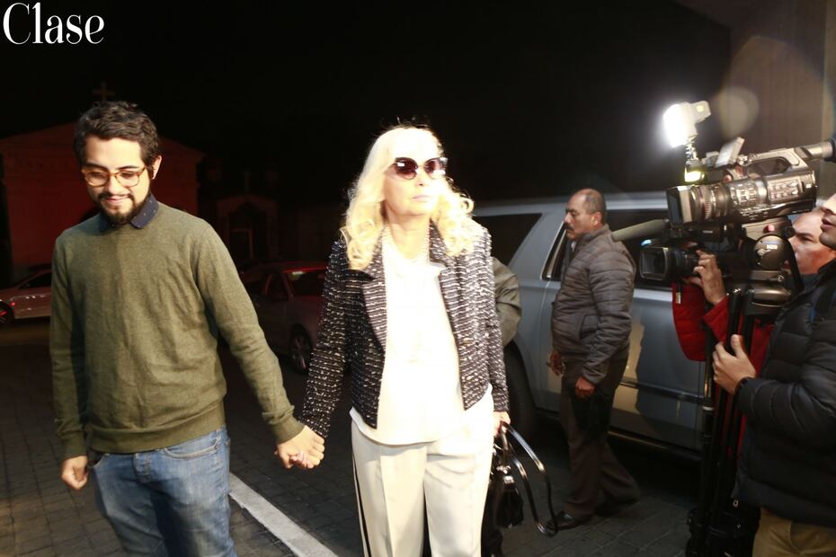 Carla Estrada desconsolada despide a su mamá Maty Huitrón