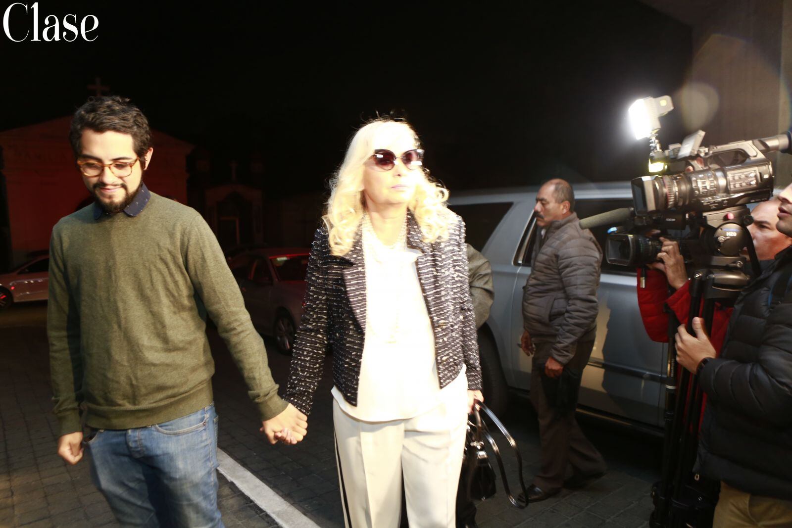Carla Estrada desconsolada despide a su mamá Maty Huitrón