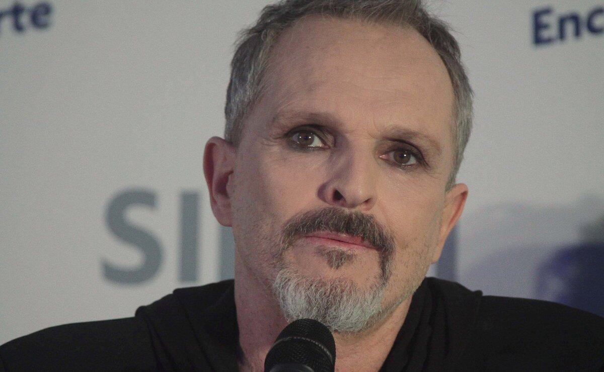 Captan a Miguel Bosé con cubrebocas tras convocar a marcha contra su uso