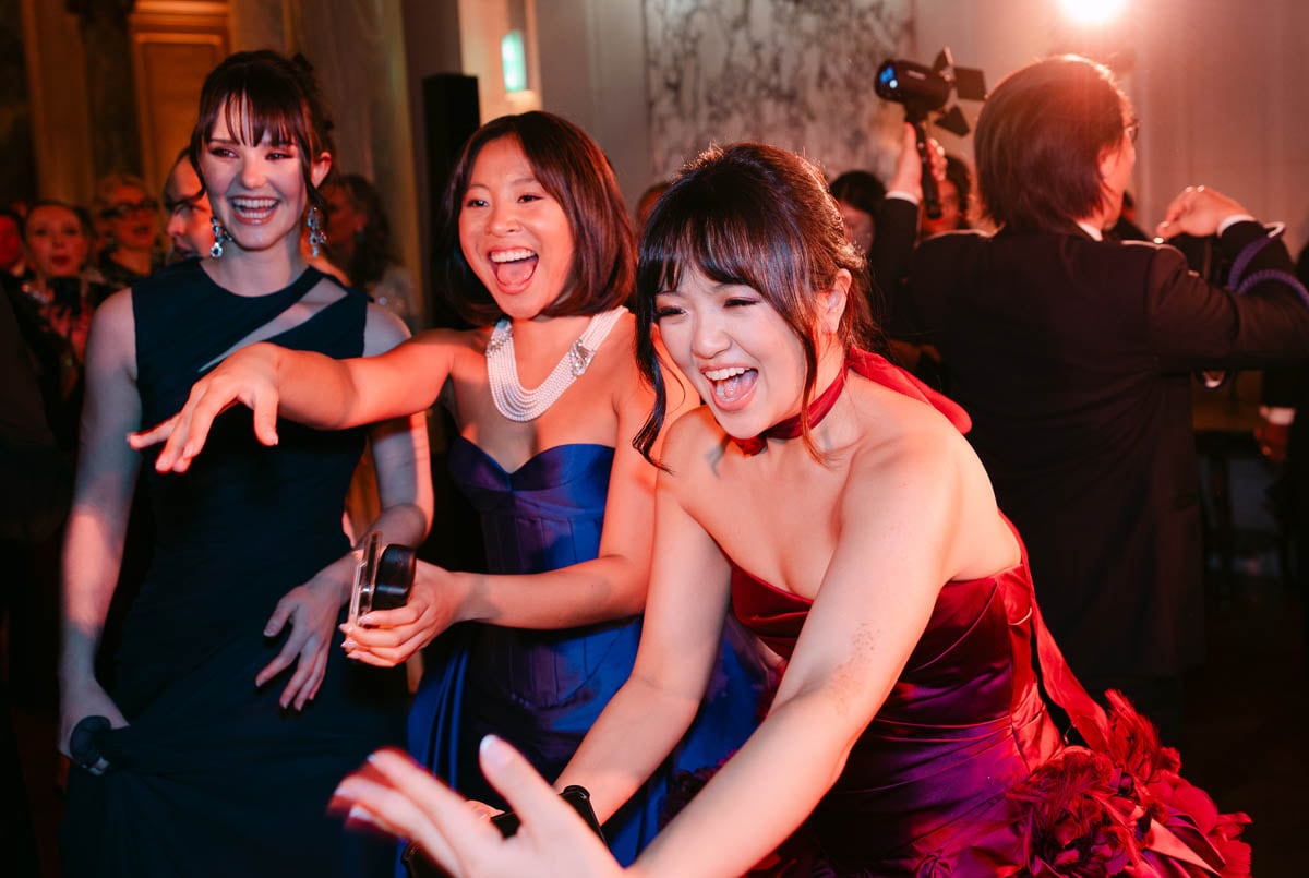 Eirini Zarifi, Jillian K. Chan y Alice Wang luciedo las joyas de V Muse. (Foto: Morgan Amsellem)