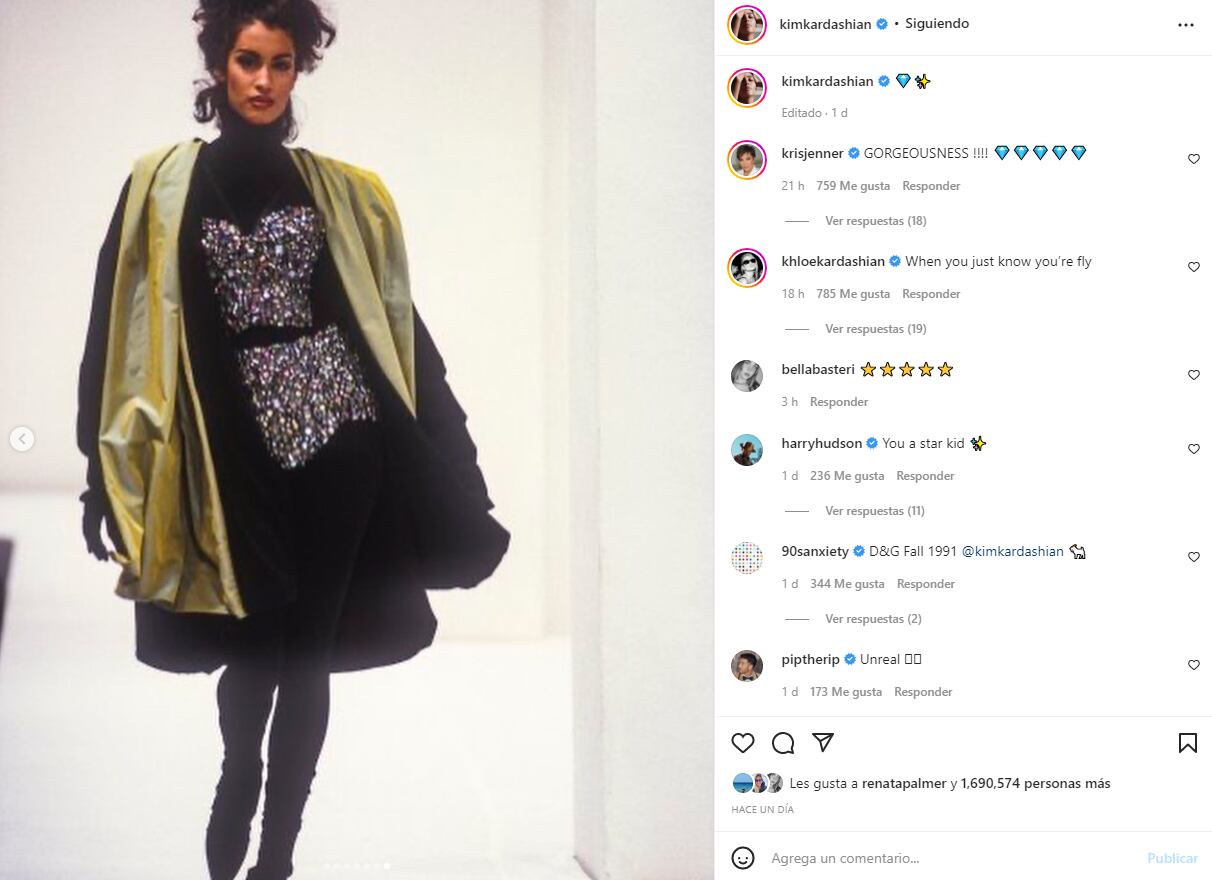Kim Kardashian posa en un catsuit de Dolce & Gabbana de 1991