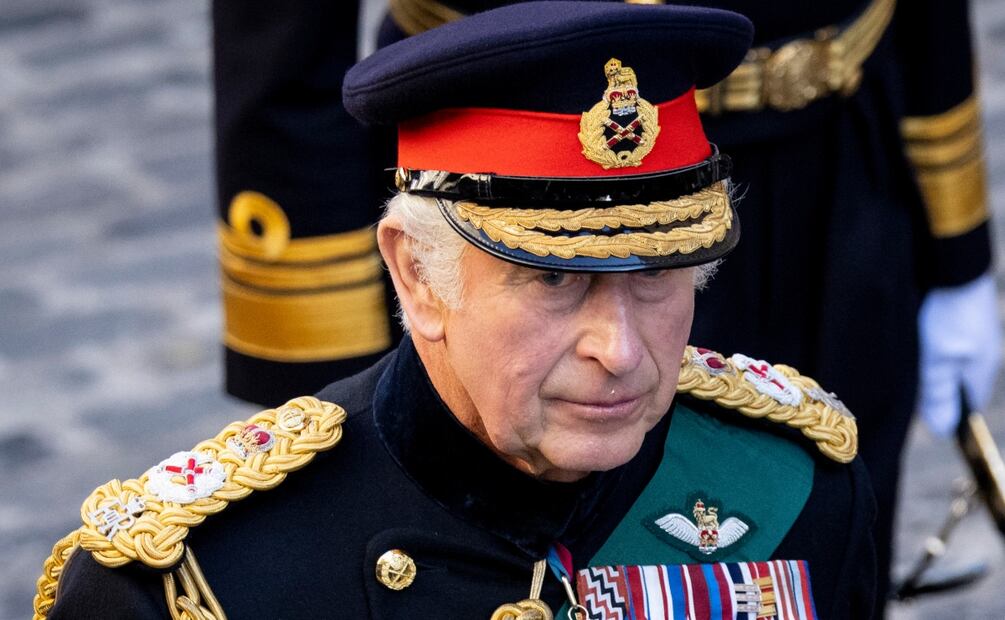 Los secretos que reveló Courtiers: el libro de Valentine Low sobre la familia real y Meghan y Harry