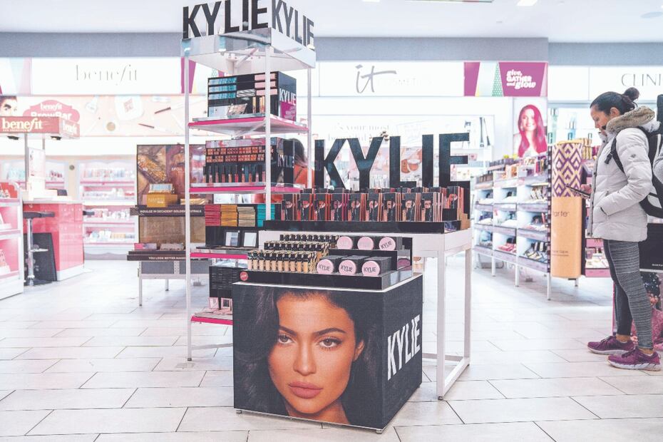 Kylie Jenner y Kim Kardashian cierran la producción de cosméticos por Covid-19