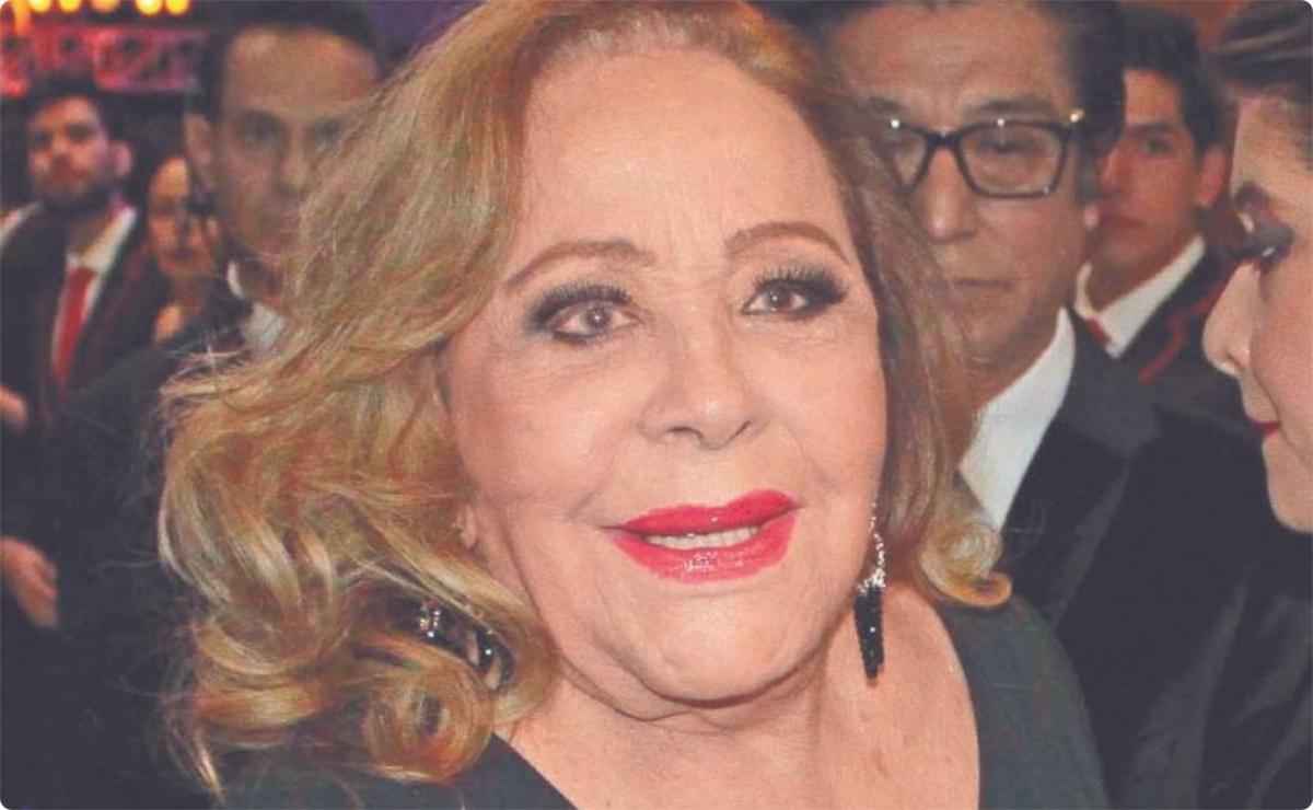 Silvia Pinal se vacuna contra Covid-19 en Tlalmanalco; llegó en silla de ruedas