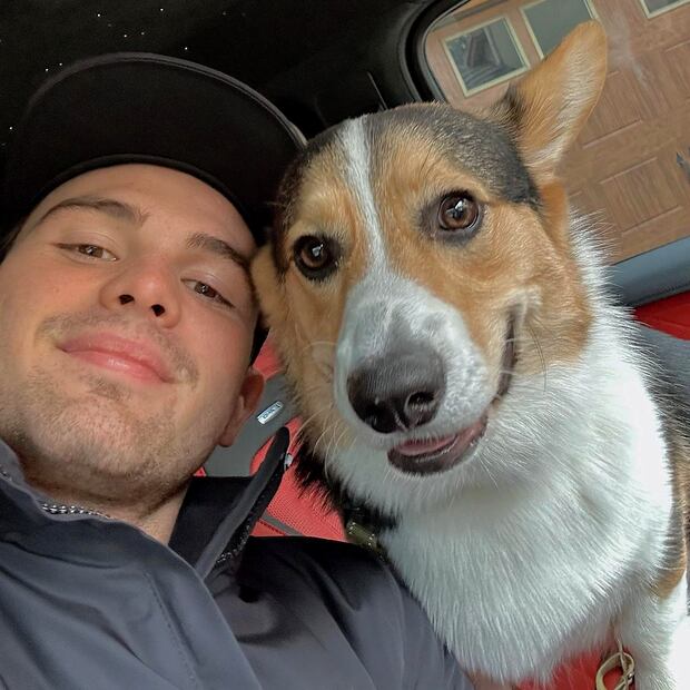Pato O'Ward junto a su perrito Norbi / Foto: Instagram