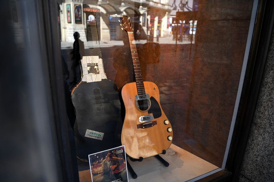 Venden guitarra de Kurt Cobain usada en 'MTV Unplugged' en millones de dólares  