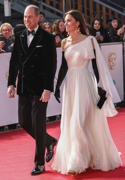 El impecable look de Kate Middleton con vestido blanco y guantes en los BAFTA