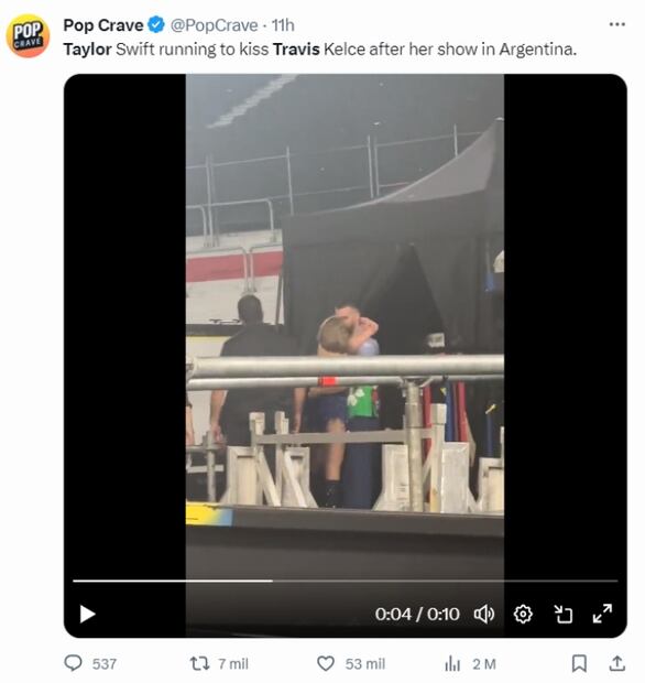 El beso de Taylor Swift y Travis Kelce en Argentina / Captura de pantalla
