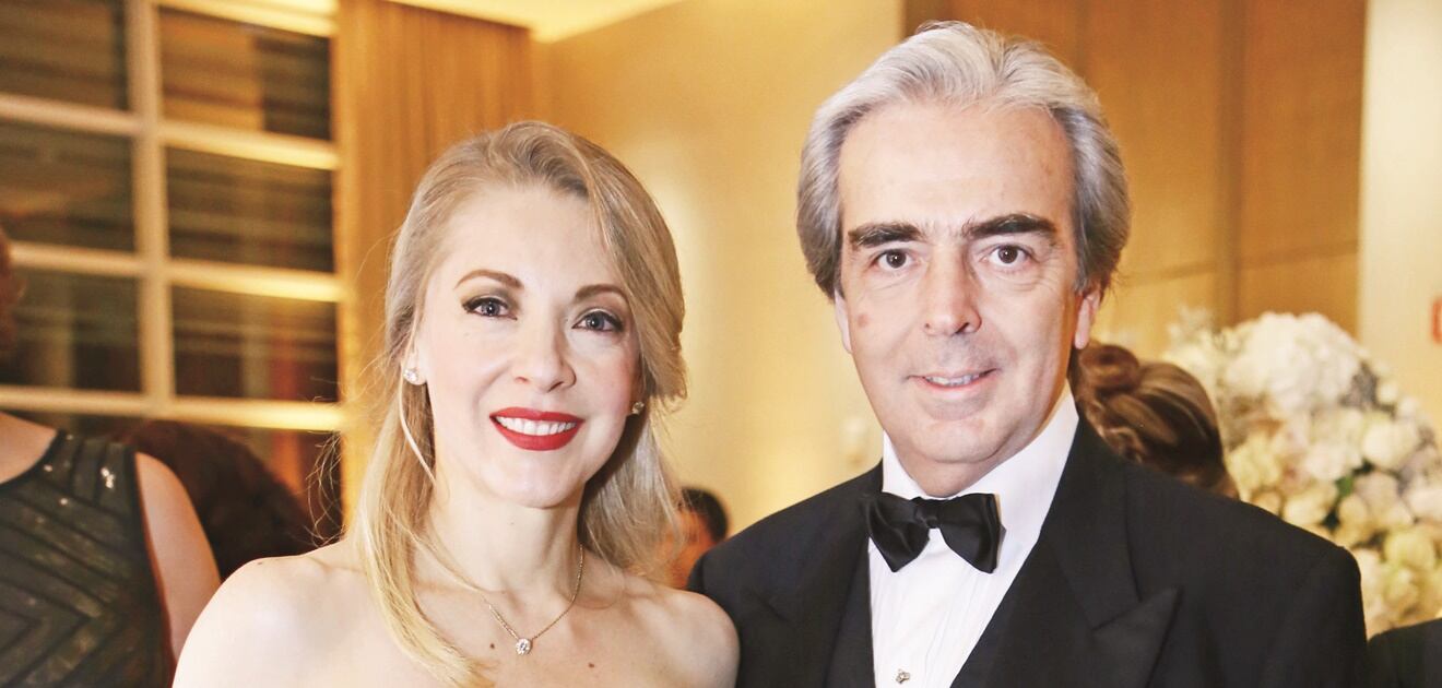 <p>El empresario declaró a los medios que la cura más grande para el padecimiento de su esposa es el cariño de quienes la rodean.&nbsp;<strong>(Fotos: El Universal, Instagram)</strong></p>
