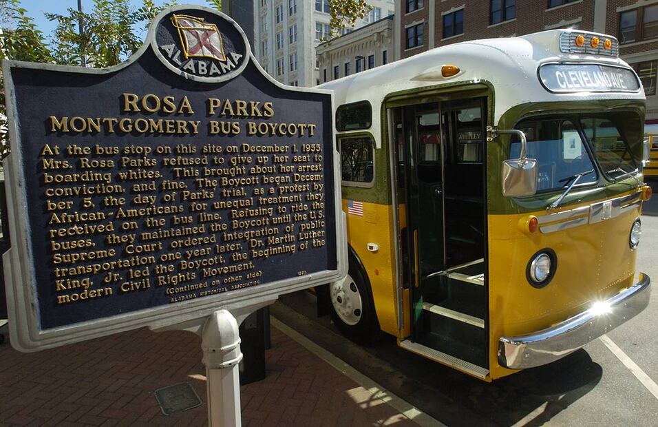 Rosa Parks, la mujer que dijo “no” y terminó con la segregación racial en EEUU