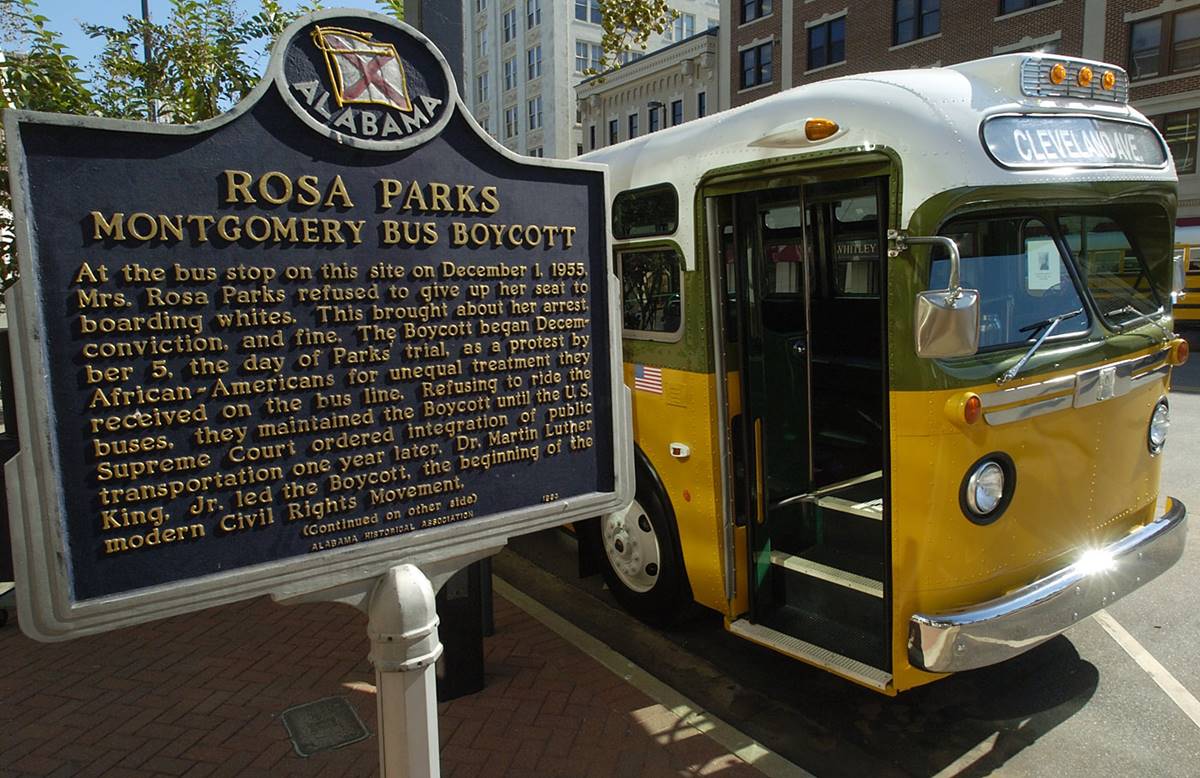 Rosa Parks, la mujer que dijo “no” y terminó con la segregación racial en EEUU