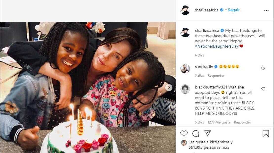 Charlize Theron se divierte en grande con sus 2 hijas en el mar de Grecia