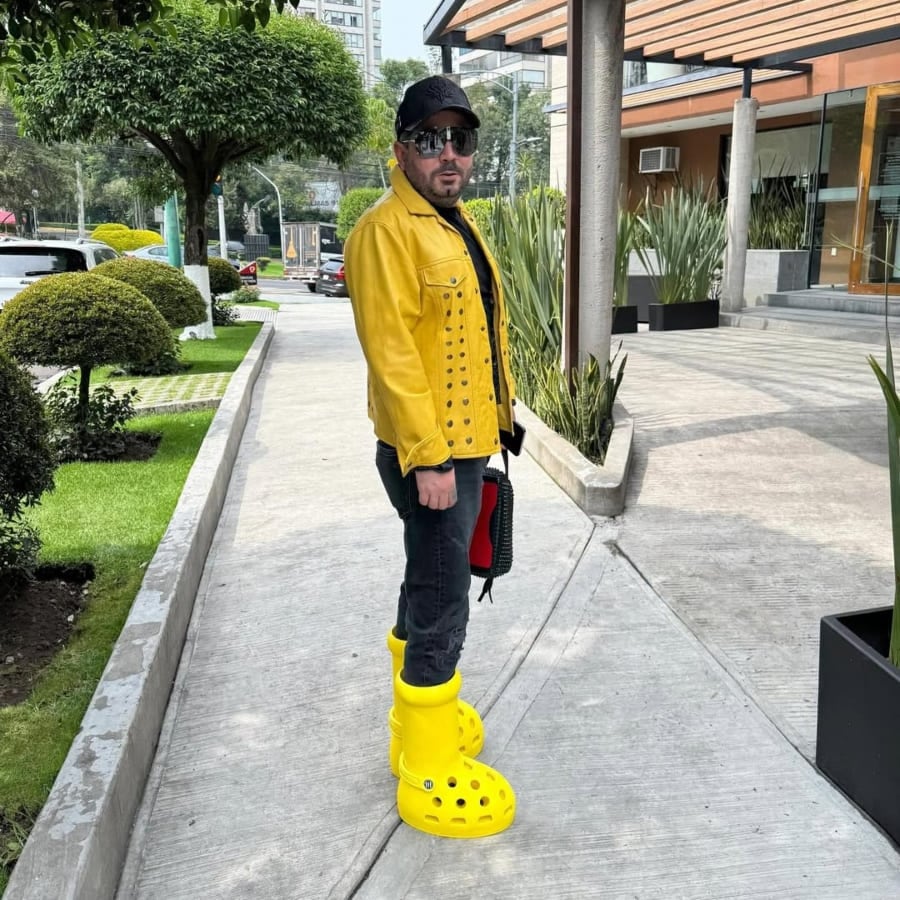 José Eduardo Derbez luce unas Crocs Big Yellow Boot / Foto: Instagram