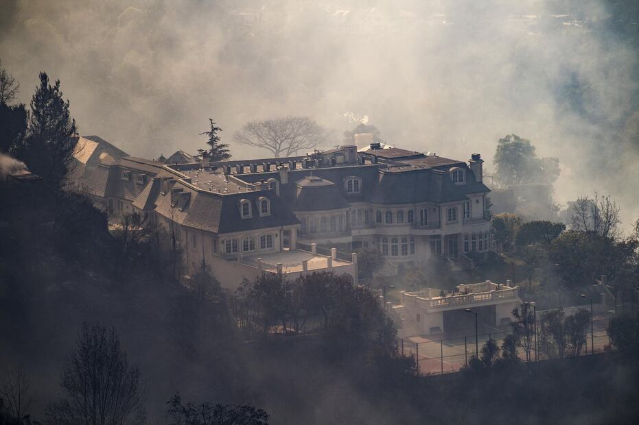 Kate del Castillo desalojó su casa por feroz incendio en California