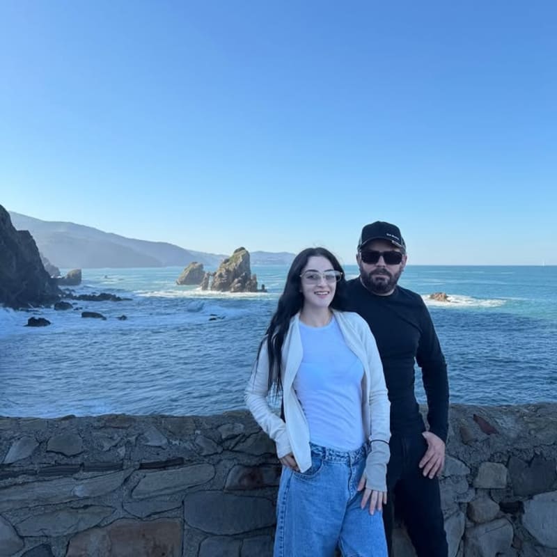 Eduardo Derbez y Paola Dalay en Gaztelugatxe / Foto: Instagram