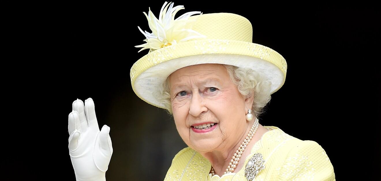 La reina Isabel ll busca piloto de helicóptero para la familia real en Linkedin 