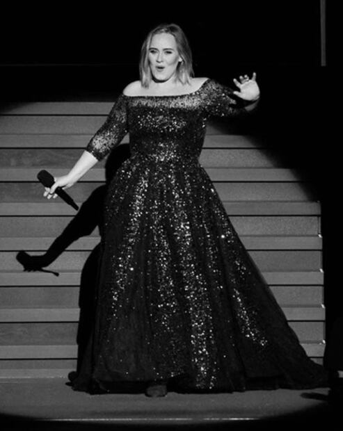 Adele impacta con cuerpazo para celebrar su cumpleaños