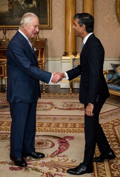 El rey Carlos III nombra oficialmente a Rishi Sunak como primer ministro de Reino Unido