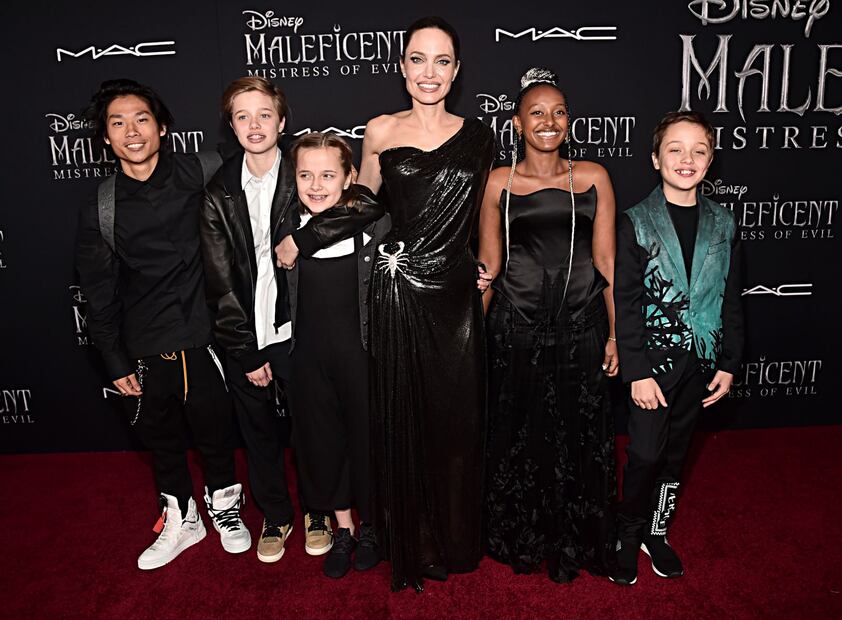 Angelina Jolie deslumbra en su paso por la alfombra acompañada de Shiloh y Zahara Jolie-Pitt