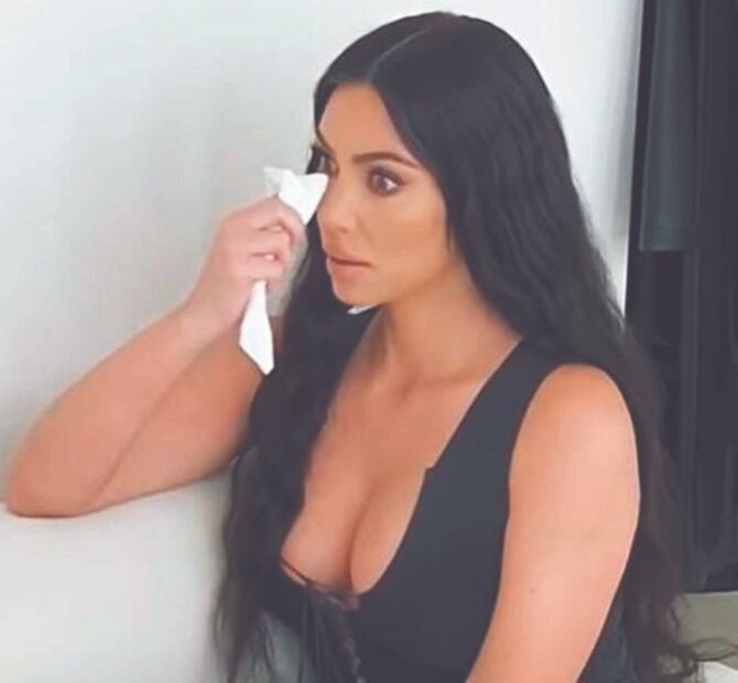 Kourtney Kardashian abofeteó tan fuerte a Kim que manchó la pared de maquillaje