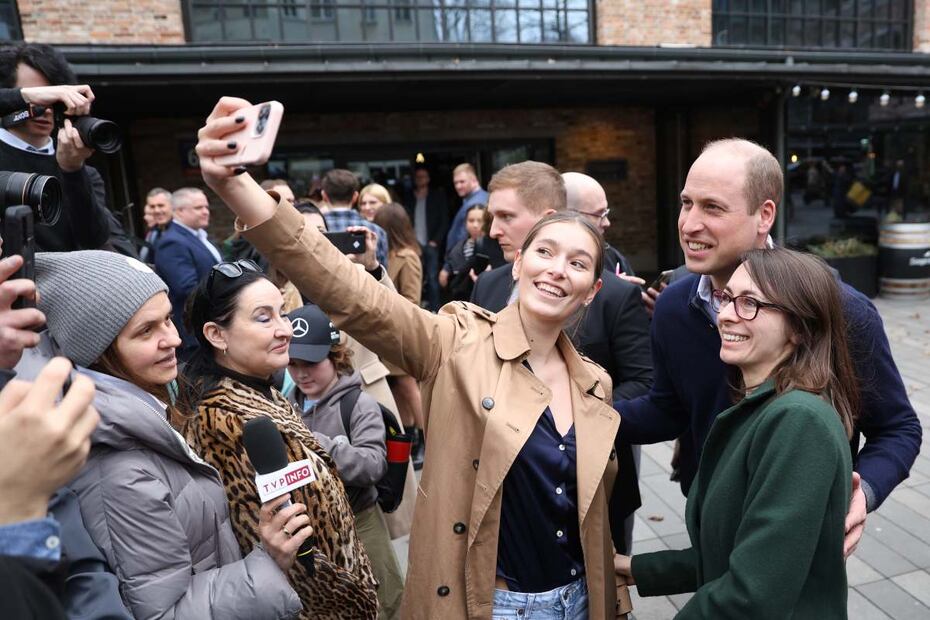 El príncipe William visita Polonia, platica con refugiados de Ucrania y cena en restaurante LGBT como muestra de apoyo