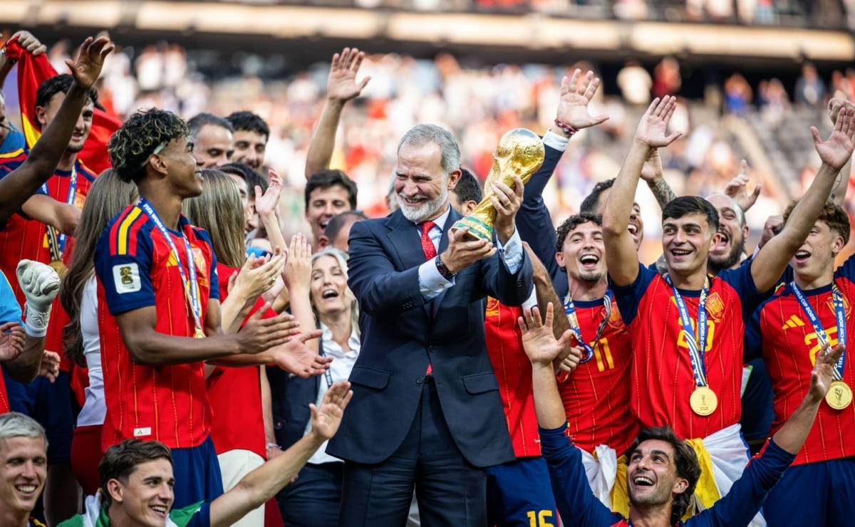 El rey Felipe VI sosteniendo la Copa del Mundo / Foto: Getty Images