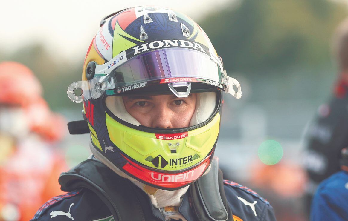 Casco de "Checo" Pérez será subastado para labor de Mariana Rodríguez