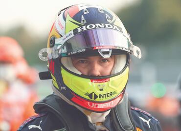 Casco de "Checo" Pérez será subastado para labor de Mariana Rodríguez