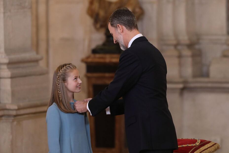 La princesa Leonor recibe el toisón de oro de manos del rey Felipe VI