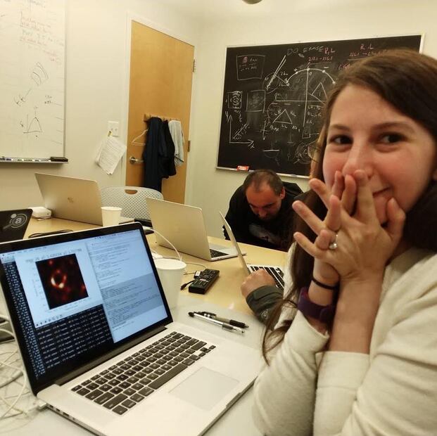 ¿Quién es Katie Bouman, la profesora que logró la captura del agujero negro?