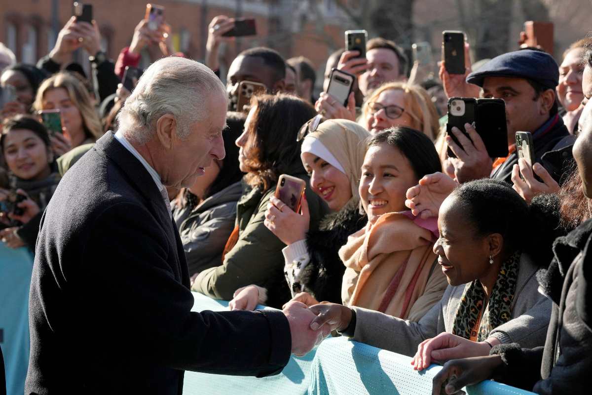 Así reaccionó el rey Carlos III cuando un seguidor pidió el regreso del príncipe Harry