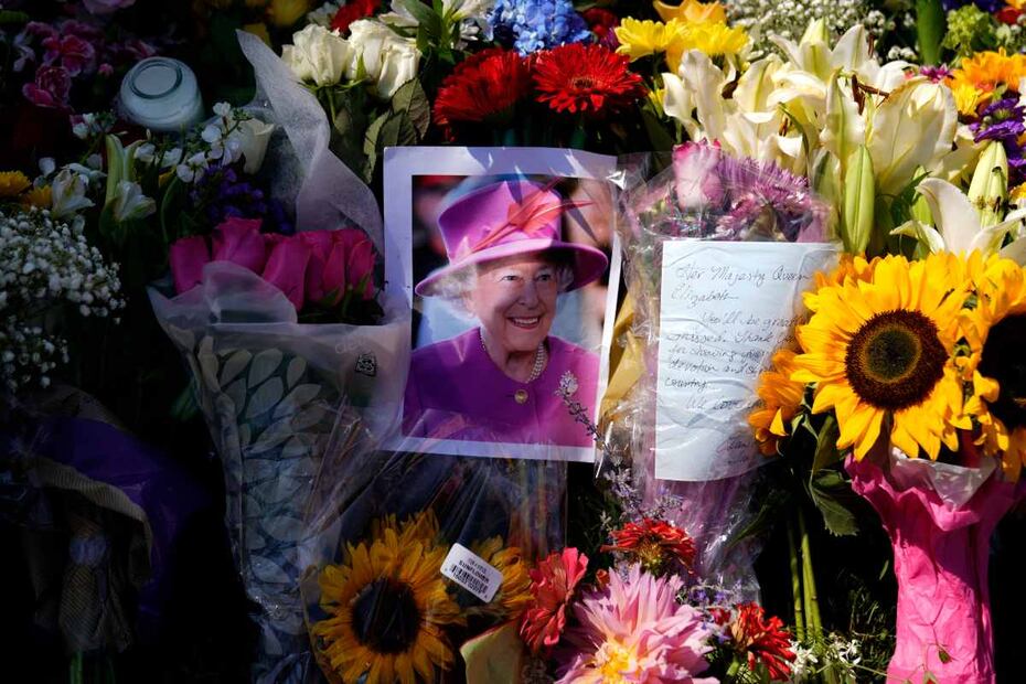 Ante la muerte de Isabel II, Sarah Kohan, ex de 'Chicharito', lleva flores a Buckingham