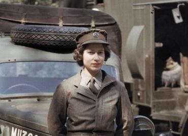 Subastan ropa interior que perteneció a la reina Isabel II