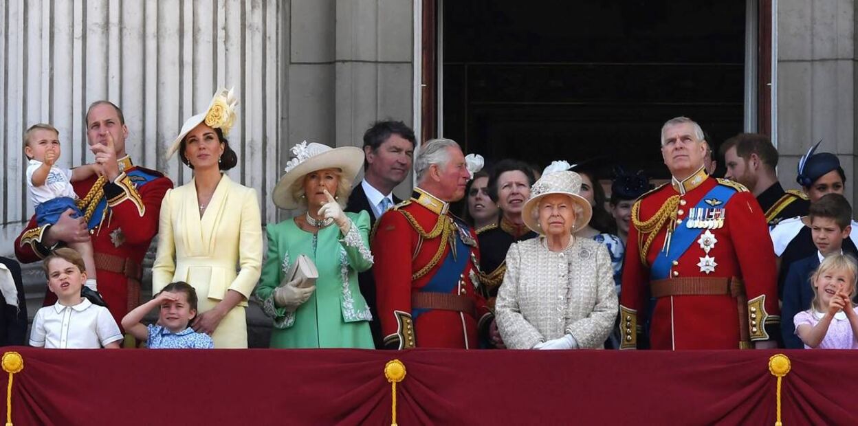 Demandan al palacio de la reina Isabel II: un hombre asegura ser el legítimo heredero