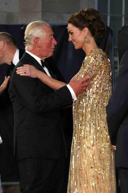 Kate Middleton impacta con escote, transparencias y vestido dorado en la premiere de "No time to Die"