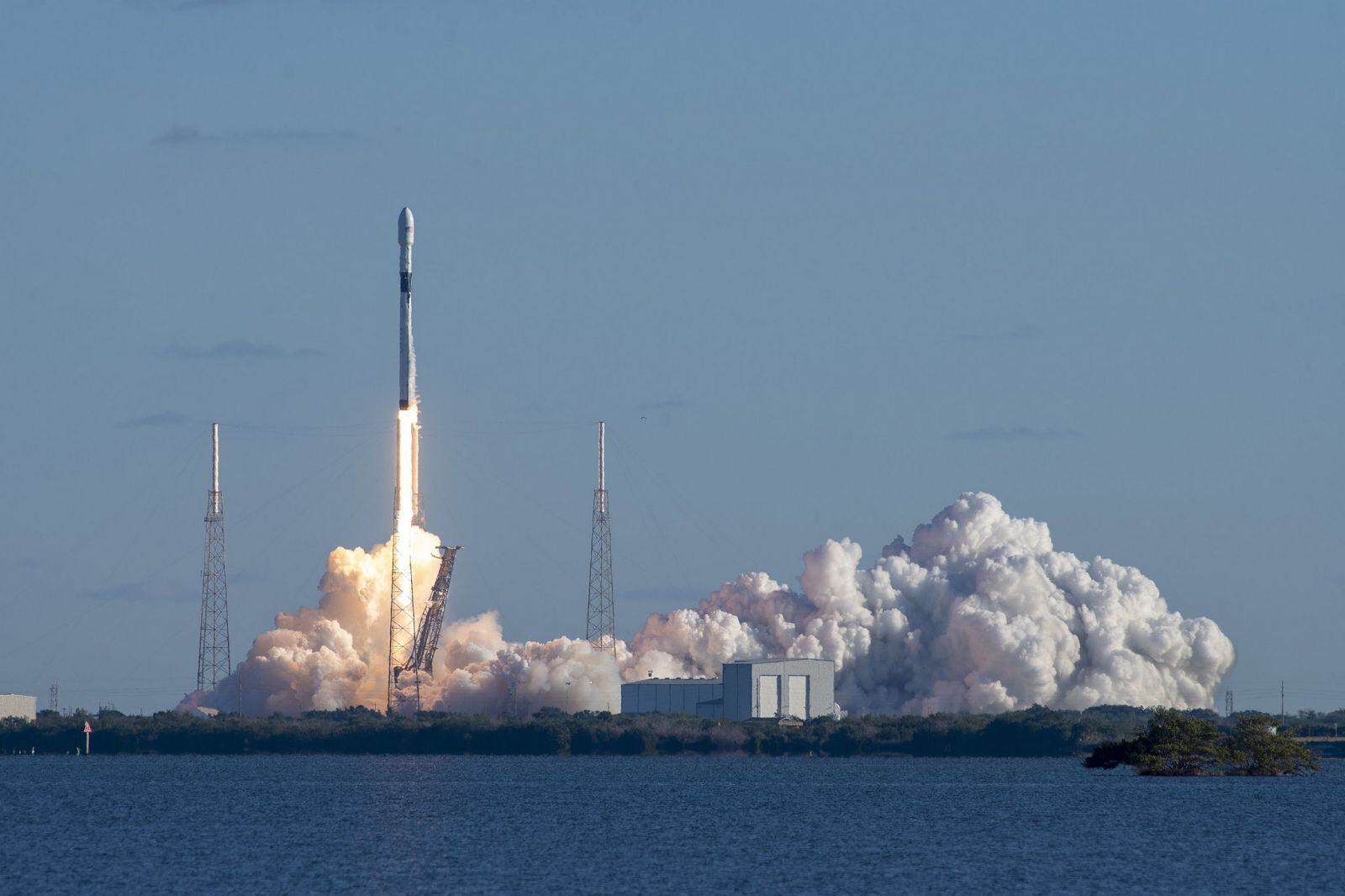 Nuevamente Elon Musk se burla de Jeff Bezos