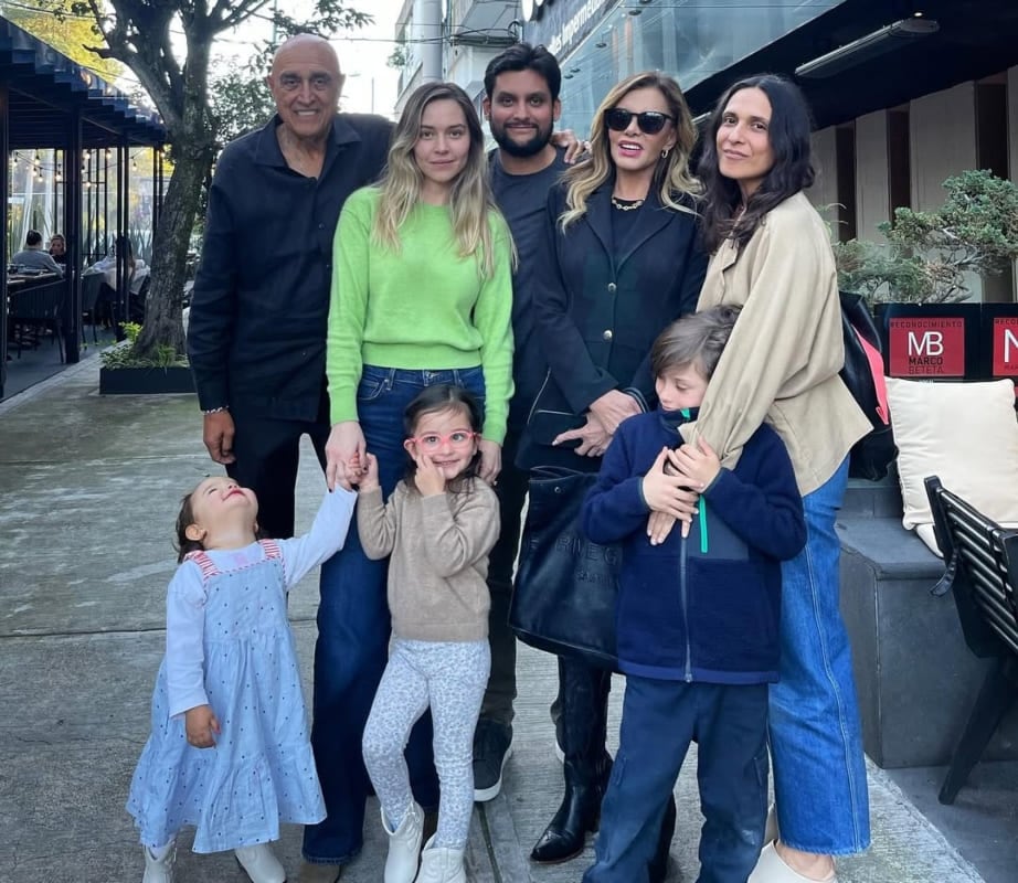 Pedro Torres con sus hijos, sus nietos y Lucía Méndez / Foto: Instagram