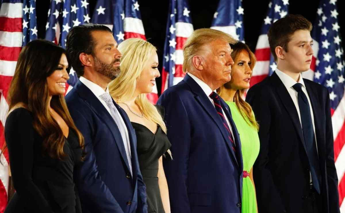Donald Trump con su asesora Kimberly Guilfoyle, su hijo Donald Jr., su hija Tiffany Trump, su esposa Melania Trump y Barron / Foto: EFE