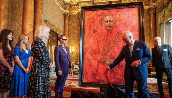 Carlos III devela su primer retrato como rey y las redes lo ‘destrozan’: “Carrie de Inglaterra”