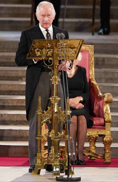 El rey Carlos III tuvo un encuentro 'divertido' con la hija de George Bush una noche antes de la muerte de su madre