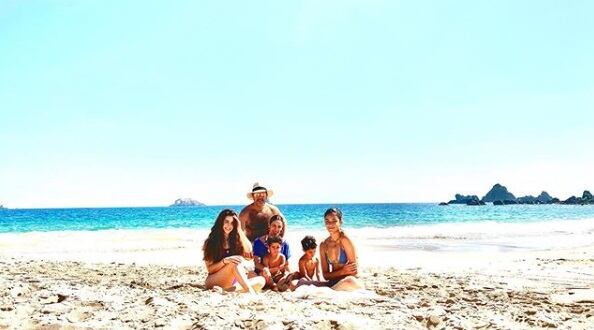 Biby Gaytán y sus hijas cautivan en la orilla del mar