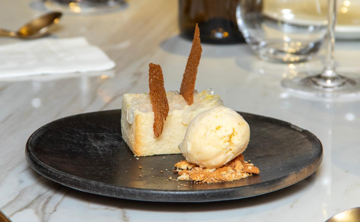 Pan de muerto deconstruido y helado de naranja / Foto: Angélica Chema
