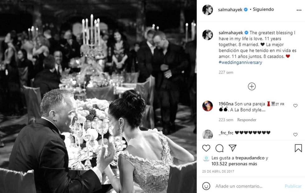 Salma Hayek enseña a Angelina Jolie cómo es la tradicional "mordida de pastel"