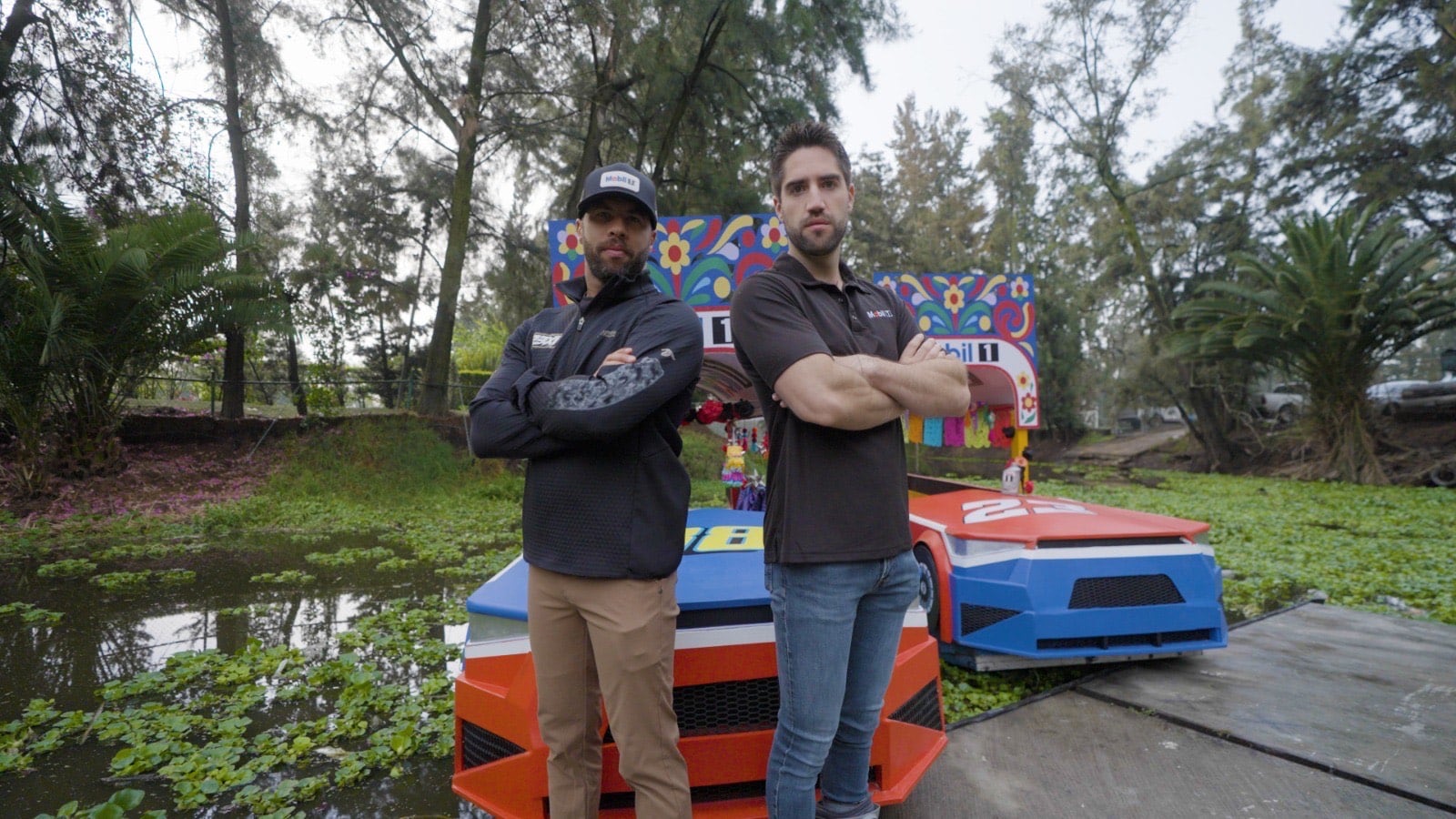 Los pilotos Bubba Wallace y Rubén García Jr. tuvieron una carrera de trajineras en Xochimilco / Foto: Cortesía