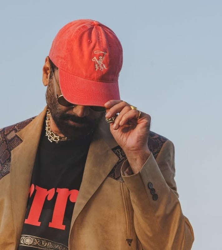 Alejandro Fernández con su marca de ropa Arrre / Foto: Instagram