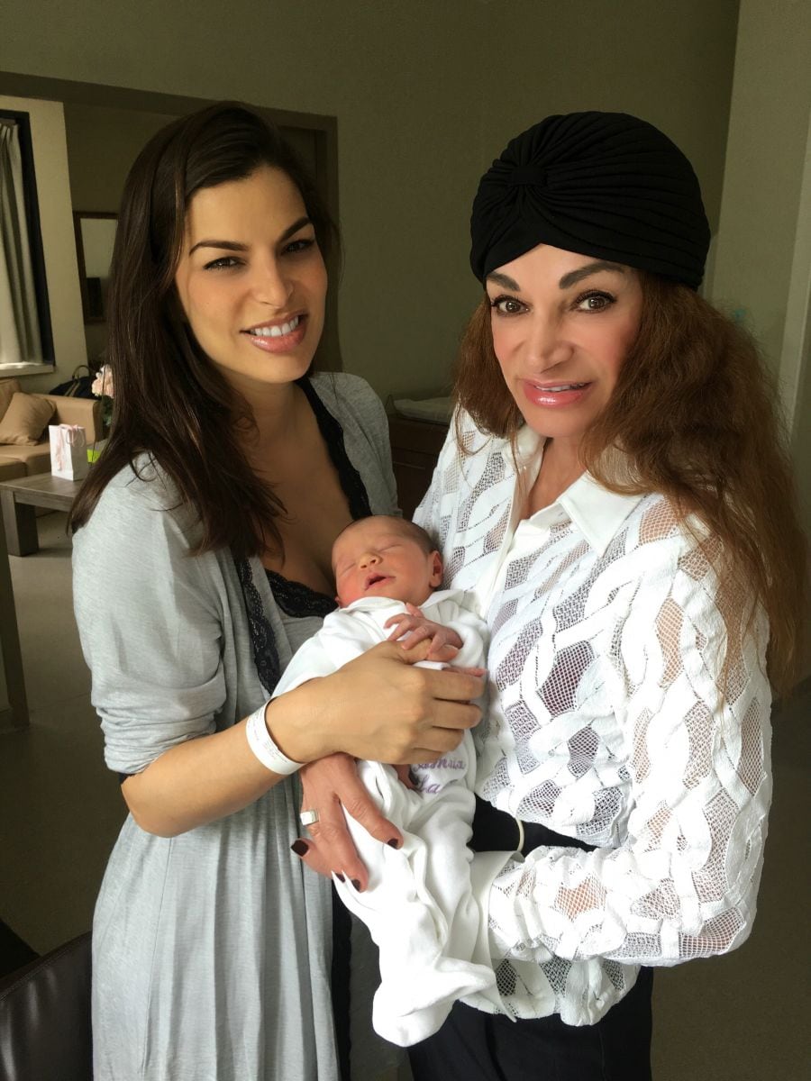 EN PORTADA: Letty y Bárbara Coppel posan con Amaïa