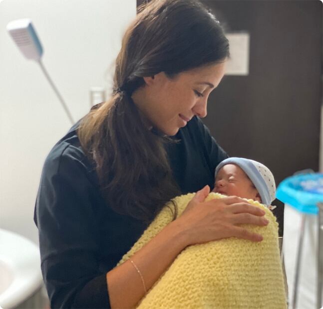 Así vive Claudia Cervantes la maternidad a los 40 años
