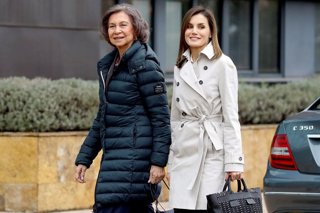 La reina Letizia y su suegra reaparecen juntas y felices