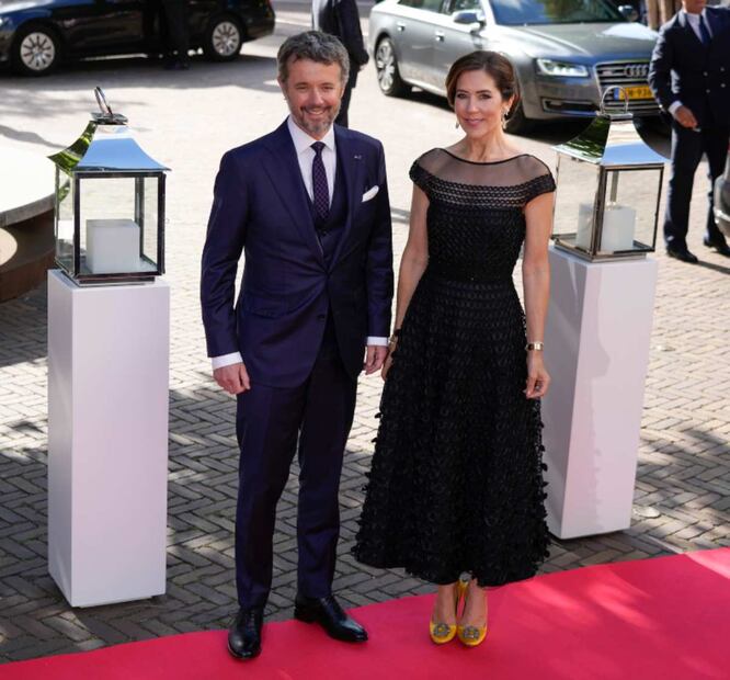 Mary de Dinamarca casi pierde la zapatilla Manolo Blahnik, como una Cenicienta moderna