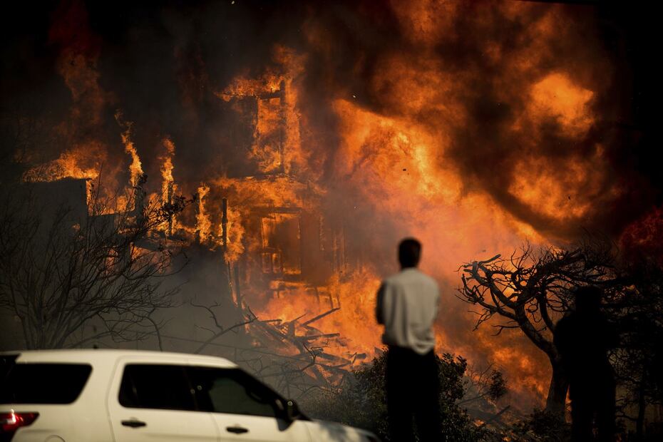 Kate del Castillo desalojó su casa por feroz incendio en California
